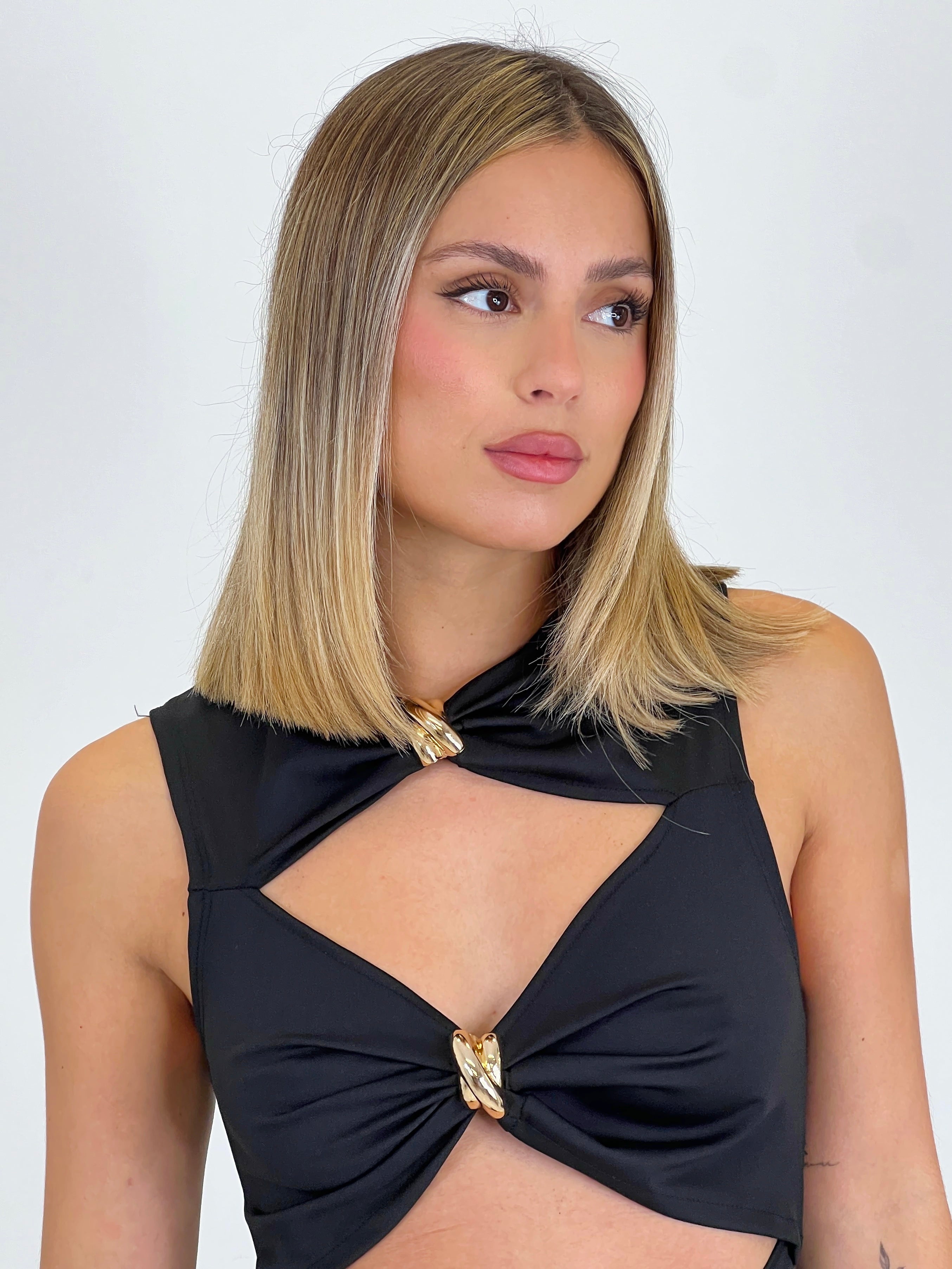 Mono cut out joyería dorada
